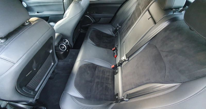 Alfa Romeo Giulia cena 48900 przebieg: 83527, rok produkcji 2018 z Zawichost małe 277
